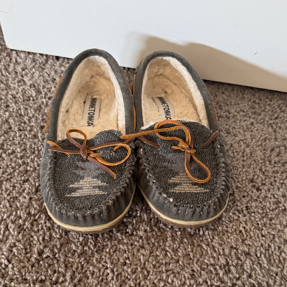 Women’s Minnetonka slippers - size 8